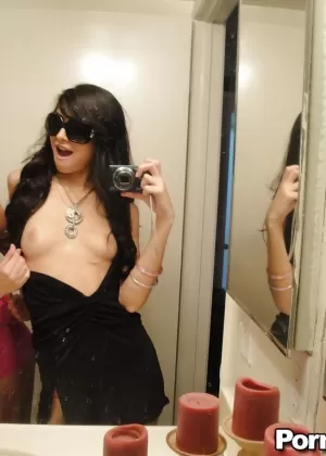 Одетая женщина демонстрирует свои синие туфли на шпильках на деревенском столе для пикника