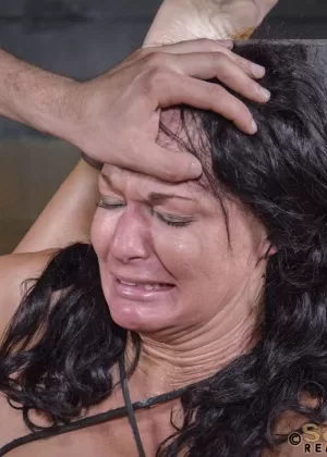 Гибкая рабыня Лондон Ривер кричит об этом в чистой агонии, будучи скованной