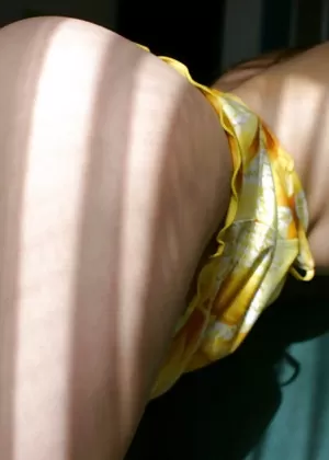 Грациозная азиатская красотка в спортивном наряде, обнажающем ее соблазнительные изгибы