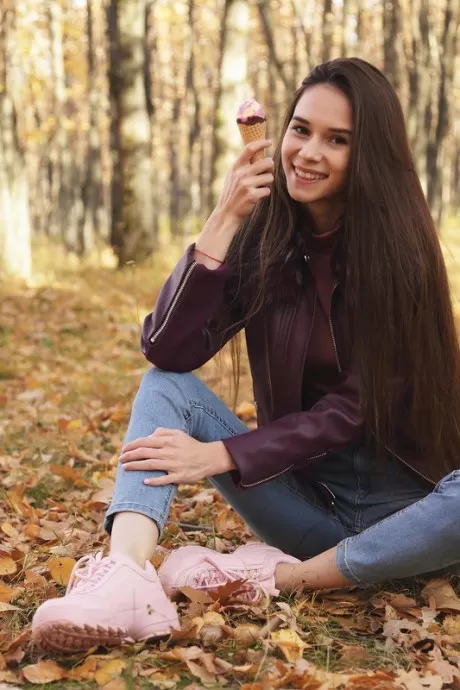 Милая русская девушка Леона Миа ест мороженое в ле 9