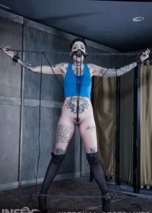 Татуированная женщина Ли Рэйвен насильно открыла свою киску во время БДСМ-игры