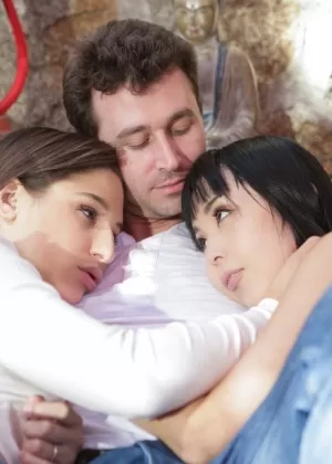 Азиатская жена Марика Хасе и ее мужчина занимаются сексом втроем с девочкой-подростком Абеллой Дэнджер