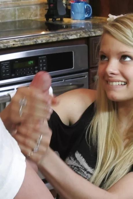 Соблазнительная полностью одетая школьница чувственно дрочит толстый стояк