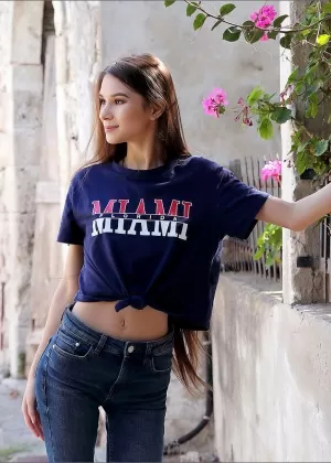 Худенькая блондинка встает на колени, чтобы получить порцию спермы на фестивале буккаке