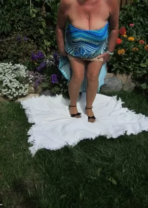 Зрелая рыжеволосая толстушки кудрявая Кэрол обнажает свои стринги во время действия под юбкой на открытом воздухе