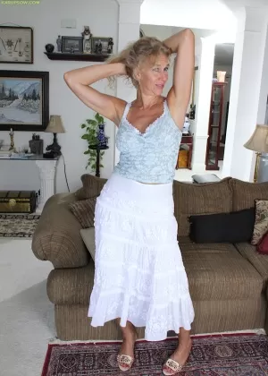 Крупным планом сеанс мастурбации показывает волосатую киску зрелой красотки Калли Джо