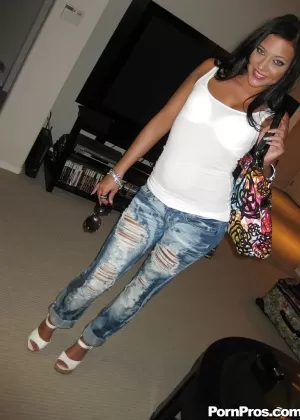 Данни Диллион снимает джинсы и трусики, чтобы показать свою волосатую киску