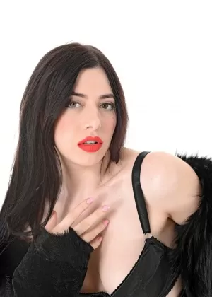 Бледная красавица Лейла щеголяет красными губами, раздеваясь до черных чулок