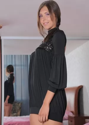 Любительская девушка обхватывает руками свои сиськи после того, как целый день мастурбировала вибратором