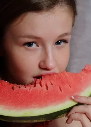 Сладкая молодая Эмили Блум получает арбузный сок на свое милое личико и бритую киску