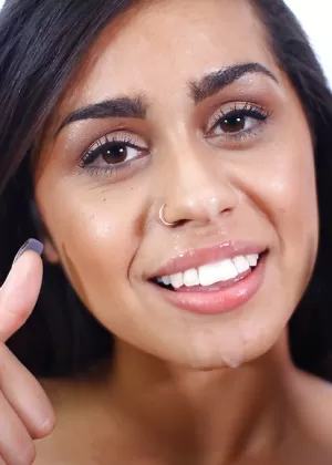 Веснушчатая порнозвезда Фэй Рейган делает минет в лакированных туфлях