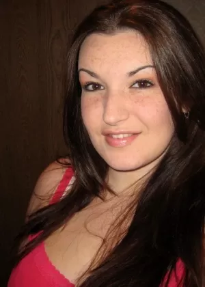 Огромные сиськи Кайлас вот-вот выскочат из ее загорелого топа