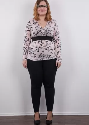 Любительская толстушка Каролина показывает свою дряблость в обнаженном виде в очках