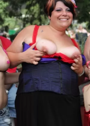 Одетые красотки жестко трахают свои тугие дырочки огромными членами