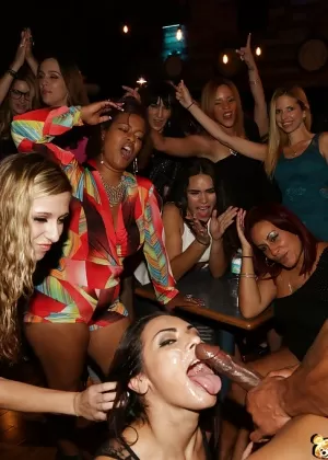 Грудастую школьницу Бритни Эмбер трахнули как шлюху в ванной