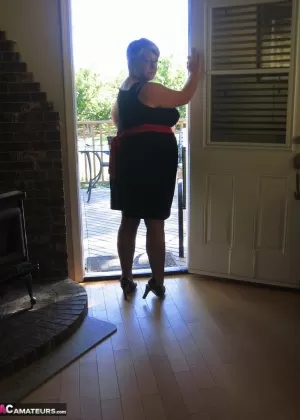 Толстая богиня пояса Ома надевает белые перчатки, раздеваясь до лифчика и пояса