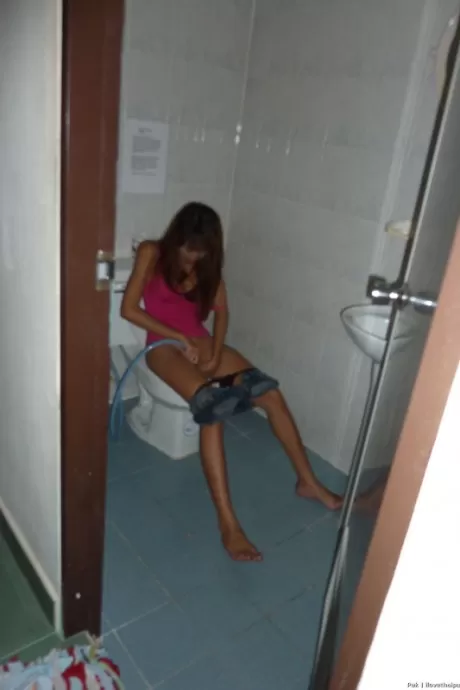 Сексуальная девушка из тайского бара раздвигает свою влажную киску, прежде чем трахнуть секс-туриста