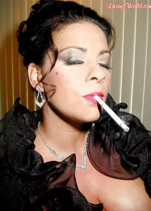 Нейлоновая Джейн Бри курит на диване, прежде чем подразнить соски друг друга