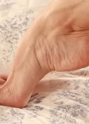 Сольная модель Синди Рид снимает нейлоновые чулки и туфли на каблуках, прежде чем поигрывать своим рывком