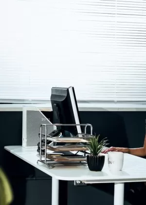 Рыжеволосая новичок Фэй получает сперму на лицо после траха