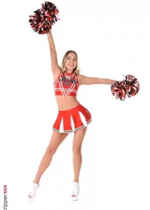 Блондинка болельщица Анжелика Грейс теребит пальцами свою киску после того, как сняла униформу