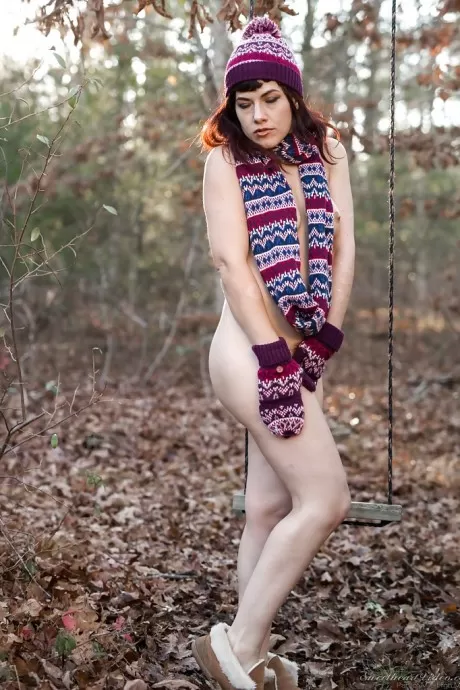 Длинноногая соло-девушка Ингрид Рот позирует обнаженной в лесу в токе  13
