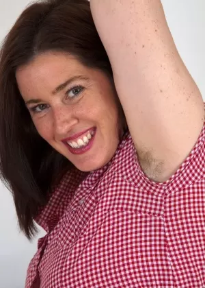 Женщина с избыточным весом Реба дебютирует обнаженной во время принятия душа