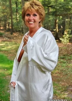 Грудастая пожилая мамочка раздвигает свои упругие сиськи, чтобы молодой человек кончил в парке