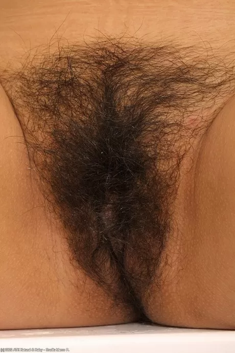 Невысокая и приземистая латиноамериканка-новичок Скай раздевается догола на кухне