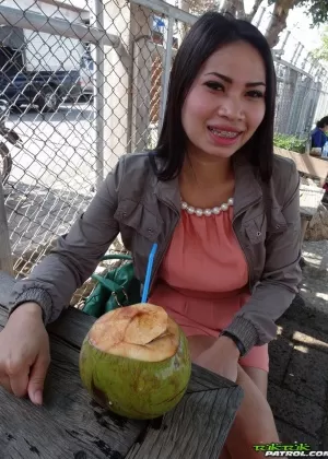 Соблазнительная азиатская молодая красотка сверкает своими кувшинами и кустами на открытом воздухе