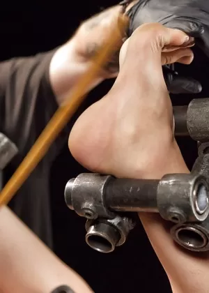 Крошечную школьницу Кейси Коул учитель отшлепал линейкой по ее голой заднице