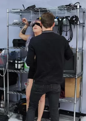 Сексуальная молодая красотка Анна Роуз привязана к кровати для развратных БДСМ сексуальных игр муженька