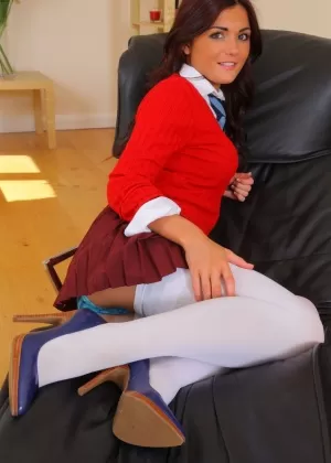 Стройная брюнетка Кендра Ласт демонстрирует свое потрясающее обнаженное тело