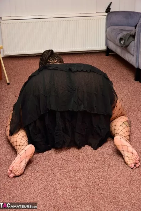 SSBBW надевает маску, обнажая свои огромные отвисшие сиськи и массивную задницу