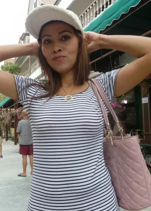 Азиатская любительница Сильви принимает член секс-туристов в свой зад на кровати