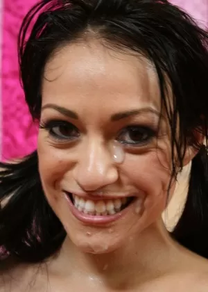 Голая латиноамериканка с маленькой грудью трахается с большим членом