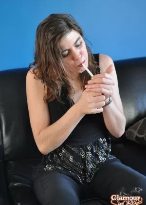 Модель с разворотом Тори Лейн курит, прежде чем освободить сиськи и пизду от нижнего белья