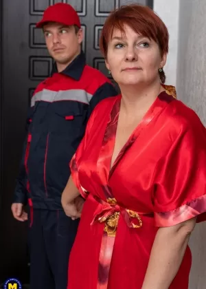 Грязно настроенную бабулю трахают в лицо и жестко трахают в ее волосатую пизду