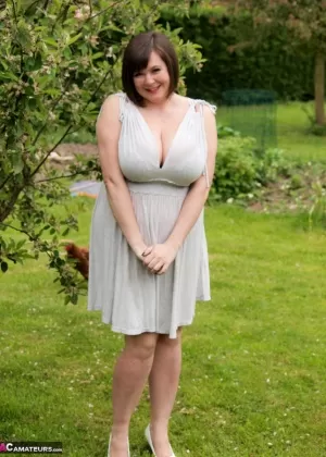 Толстая блондинка домохозяйка занимается жестким сексом со своим молодым любовником