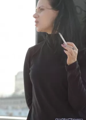 Пожилая платиновая блондинка Даймонти курит, показывая свои сиськи и пизду во дворе