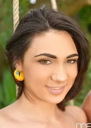 Грудастые красотки Луна Амор и Лили Мэдисон показывают свои сиськи