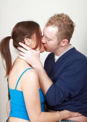 Зрелая женщина Рэнди Джеймс целует молодую латиноамериканку Алану Ли в губы