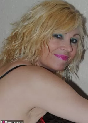 Толстая женщина Ди Сирен получает сперму на свои очки во время ММФ секса на кровати