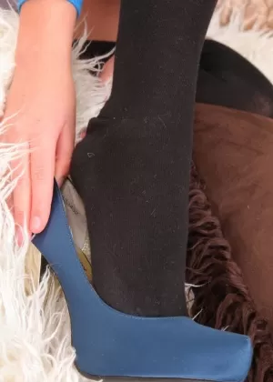 Похотливая блондинка милфа снимает с себя нижнее белье и дразнит свою волосатую рану