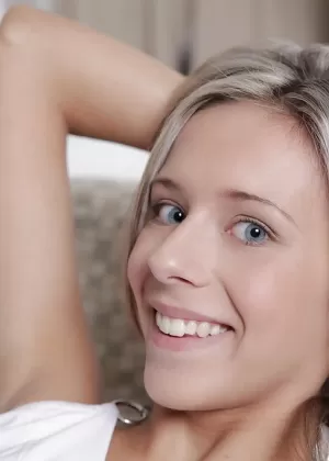 Симпатичная пикантная красотка Трейси играет со своими большими натуральными сиськами