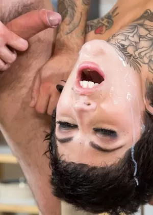 Брюнетка шлюха Роксана Холл с большими фальшивыми сиськами получает огромный межрасовый камшот