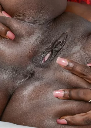 Сеанс позирования крупным планом показывает любительскую негритянку молоденькую красотку Сэнди