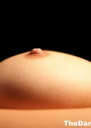 Сексуальная женщина Клаудия Валентайн мастурбировала на фоне креста Сент-Эндрюс