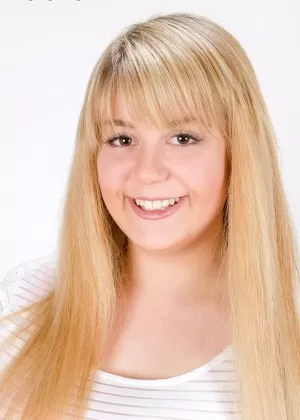 Симпатичная блондинка Лейла Грей демонстрирует свою лысую камелоту и показывает свои жирные сиськи