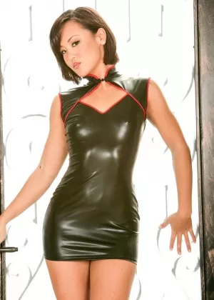 Молодая горячая азиатка Марика Хасе на сексуальных каблуках показывает красивую попку и соски